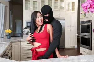 Máy quay Star Media XK-8127?? "Người phụ nữ trẻ cô đơn quyến rũ gia sư của con gái" - Lily