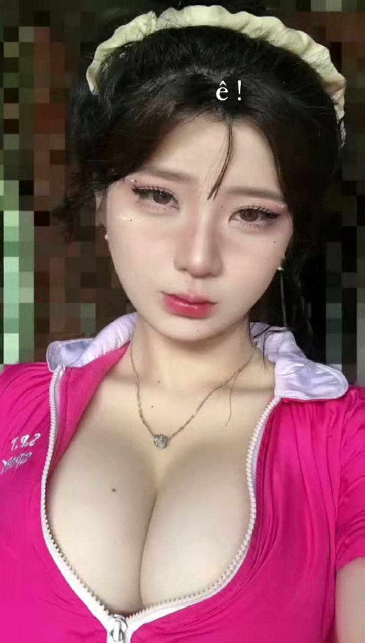 Em có muốn nếm thử sữa từ bầu vú của chị không